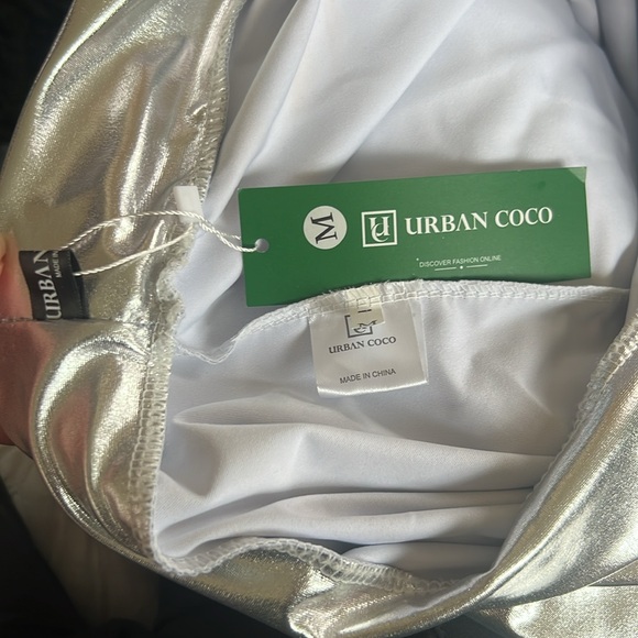 Urban CoCo Women’s shiny flared pleated mini skirt - Picture 3 of 3